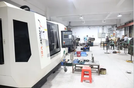 Adicionar ejetores de moldes especiais em polegadas de revestimento para desmoldagem